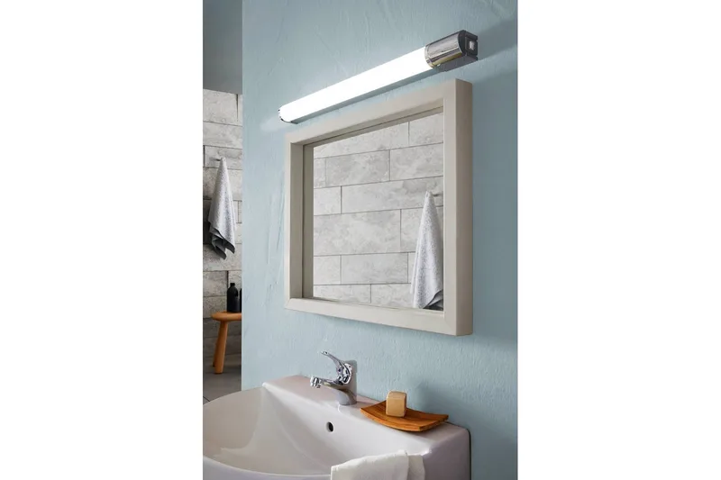 Spegelbelysning Eglo Tragacete 1 med Uttag - Vit/Silver/Krom - Belysning & el - Badrumsbelysning