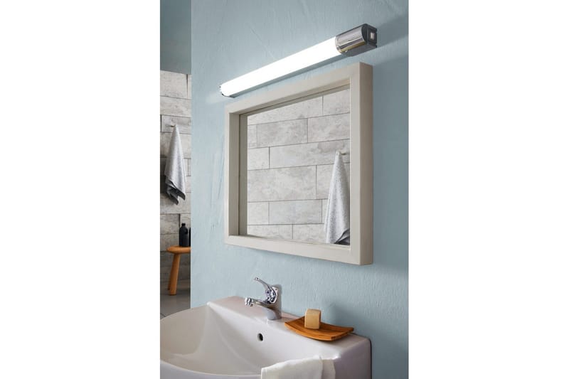 Spegelbelysning Eglo Tragacete 1 med Uttag - Vit/Silver/Krom - Belysning & el - Badrumsbelysning