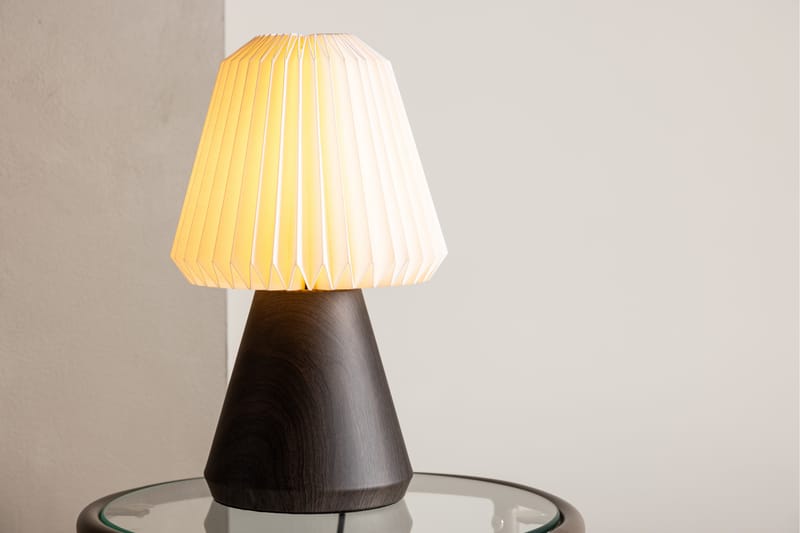 Fjällen Bordslampa 33 cm Brun - VIND - Fönsterlampa på fot - Sovrumslampa - Sänglampa bord - Fönsterlampa - Bordslampor - Vardagsrumslampa