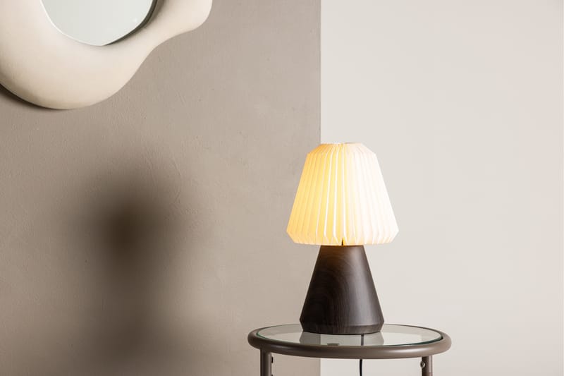 Fjällen Bordslampa 33 cm Brun - VIND - Fönsterlampa på fot - Sovrumslampa - Sänglampa bord - Fönsterlampa - Bordslampor - Vardagsrumslampa