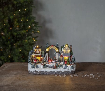 Juldekoration Iceville Roterande Julby med Skridskoåkare 32x19 cm - Flerfärgad - Belysning & el - Julbelysning - Övrig julbelysning