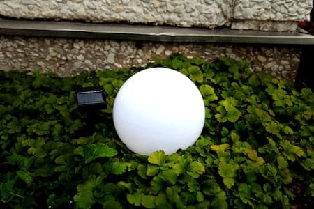 Globus Solcellsdekoration 20 cm - vit och svart - Belysning & el - Utomhusbelysning - Solcellslampa & solcellsbelysning