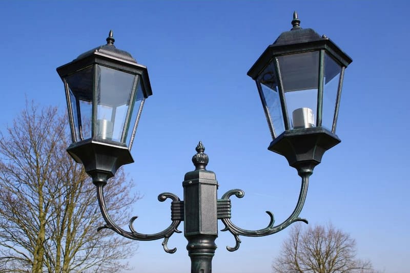 Trädgårdslampa 2 armar 230 cm mörkgrön/svart aluminium - Grön - Belysning & el - Utomhusbelysning - Stolplykta