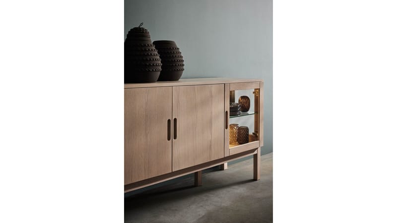 Sideboard Odlund med Glasdörr & Belysning - Vitpigmenterad ekfaner - Förvaring - Förvaringsmöbler - Sideboard & skänk