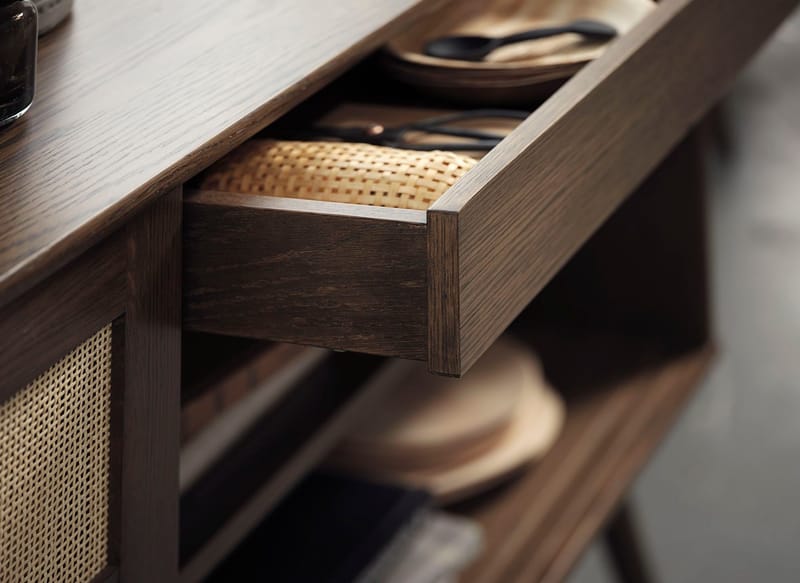 Yuma skänk i smoked oak med rotting detaljer, skjutdörrar - Smoked oak - Förvaring - Förvaringsmöbler - Sideboard & skänk