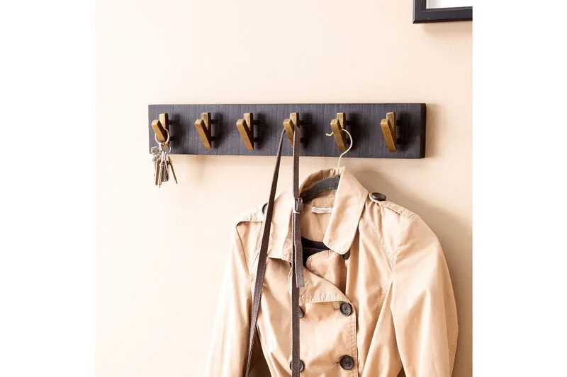 Kapprum Wohnling Väggmonterad klädhängare med 6 gyllene metallkrokar, elegant i svart och guld - Förvaring - Klädförvaring - Klädhängare