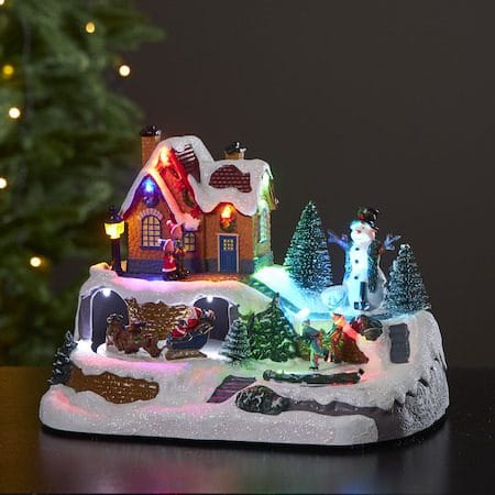 Juldekoration Winterville Roterande Julby 23,5x17 cm - Flerfärgad - Inredning - Julpynt & helgdekoration - Julpynt & juldekoration - Julängel & julfigur