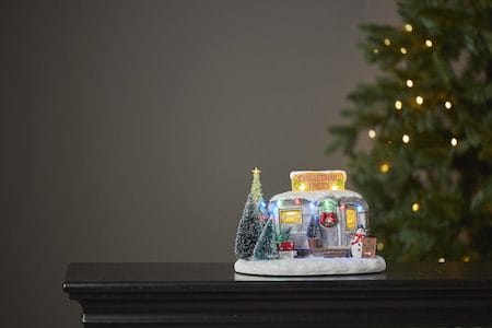 Merryville Juldekoration Husvagn med Granar 25x17 cm LED med Timer - Silver|Vit|Grön - Inredning - Julpynt & helgdekoration - Julpynt & juldekoration - Julängel & julfigur