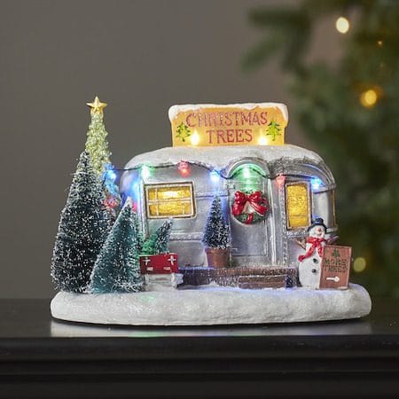Merryville Juldekoration Husvagn med Granar 25x17 cm LED med Timer - Silver|Vit|Grön - Inredning - Julpynt & helgdekoration - Julpynt & juldekoration - Julängel & julfigur