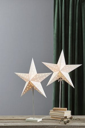 Leo Adventsstjärna på Fot med Skärm 43 cm i Plast med Träben - Vit - Inredning - Julpynt & helgdekoration - Julpynt & juldekoration
