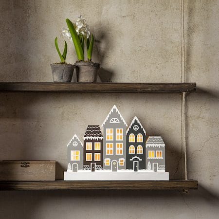 Villa Julby 32 cm - Ljusstake i Trä - Ljusgrå - Inredning - Julpynt & helgdekoration - Julpynt & juldekoration