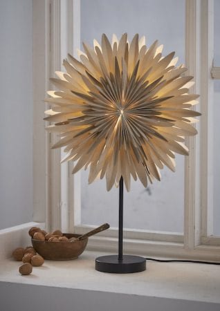 Winter Stjärna på fot 40 cm - beige med guldprickar/svart fot - Inredning - Julpynt & helgdekoration - Julpynt & juldekoration