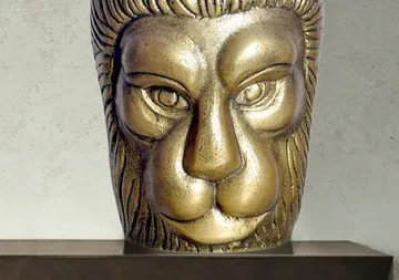 Kervik Dekorationsvas 21 cm med lejonhuvud i aluminium - guld - Inredning - Kruka & ytterkruka