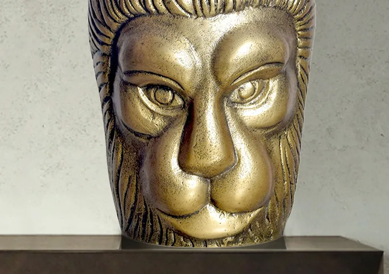 Kervik Dekorationsvas 21 cm med lejonhuvud i aluminium - guld - Inredning - Kruka & ytterkruka