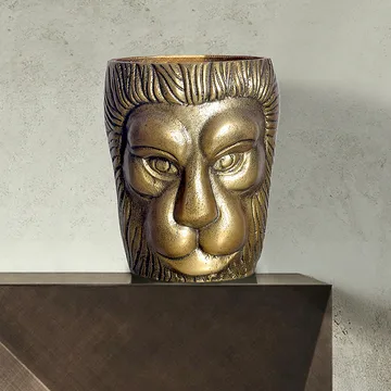 Kervik Dekorationsvas 21 cm med lejonhuvud i aluminium - guld - Inredning - Kruka & ytterkruka