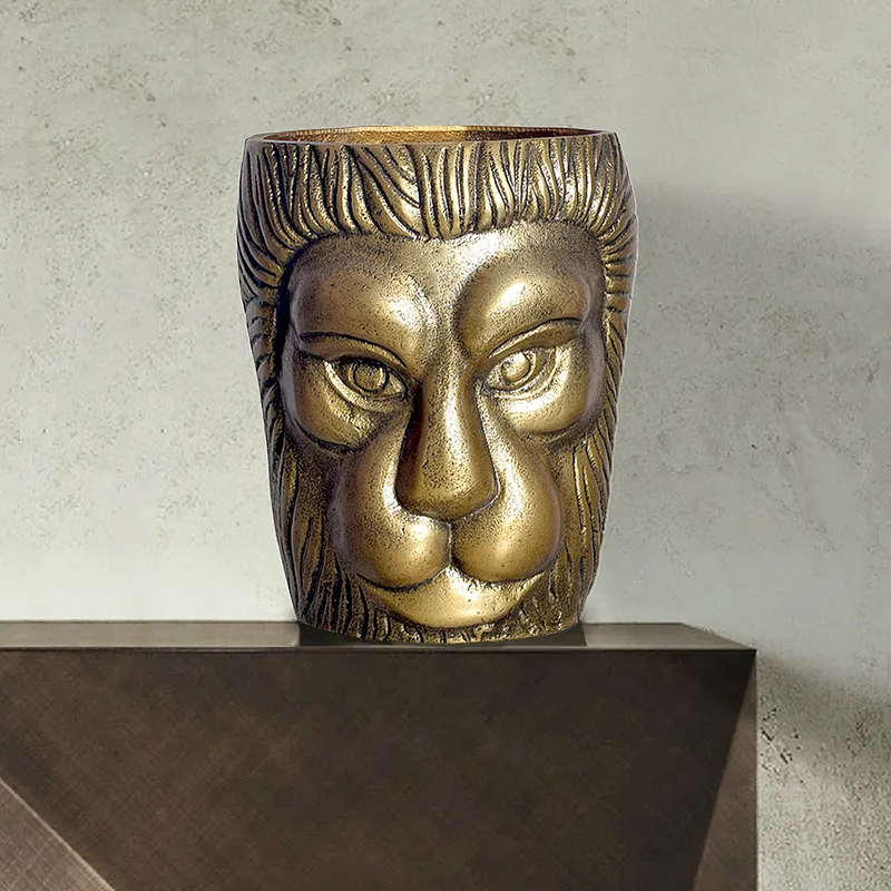 Kervik Dekorationsvas 21 cm med lejonhuvud i aluminium - guld - Inredning - Kruka & ytterkruka