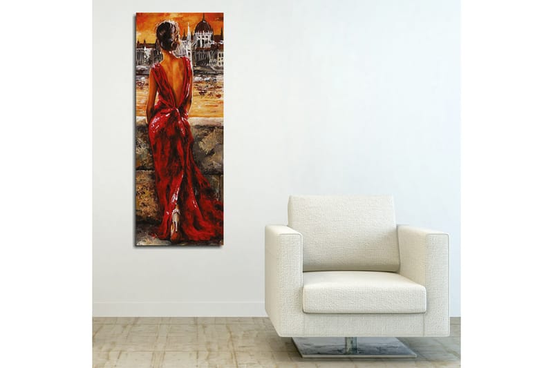 Canvastavla 30x80 cm - Kvinna i röd klänning som blickar ut över en stad vid solnedgången - Röd / Orange / Beige - Inredning - Tavlor & konst - Canvastavlor