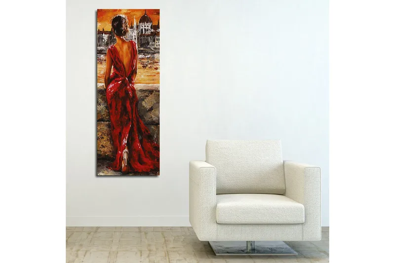 Canvastavla 30x80 cm - Kvinna i röd klänning som blickar ut över en stad vid solnedgången - Röd / Orange / Beige - Inredning - Tavlor & konst - Canvastavlor