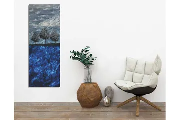 Canvastavla 30x80 cm - Tre stiliserade träd mot en blå bakgrund - Mörkblå / Ljusblå / Grå - Inredning - Tavlor & konst - Canvastavlor