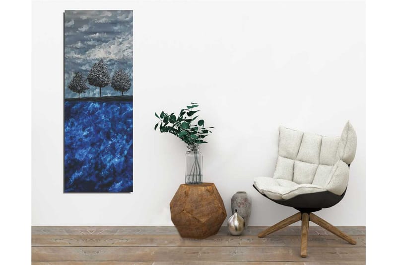 Canvastavla 30x80 cm - Tre stiliserade träd mot en blå bakgrund - Mörkblå / Ljusblå / Grå - Inredning - Tavlor & konst - Canvastavlor