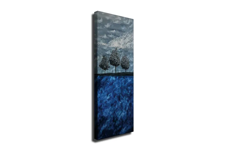 Canvastavla 30x80 cm - Tre stiliserade träd mot en blå bakgrund, Mörkblå / Ljusblå / Grå
