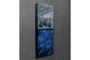 Canvastavla 30x80 cm - Tre stiliserade träd mot en blå bakgrund - Mörkblå / Ljusblå / Grå - Inredning - Tavlor & konst - Canvastavlor