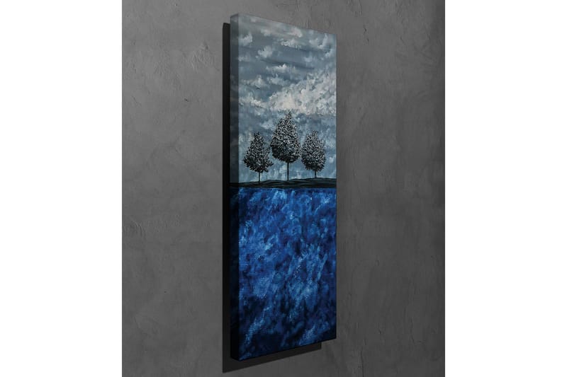 Canvastavla 30x80 cm - Tre stiliserade träd mot en blå bakgrund - Mörkblå / Ljusblå / Grå - Inredning - Tavlor & konst - Canvastavlor