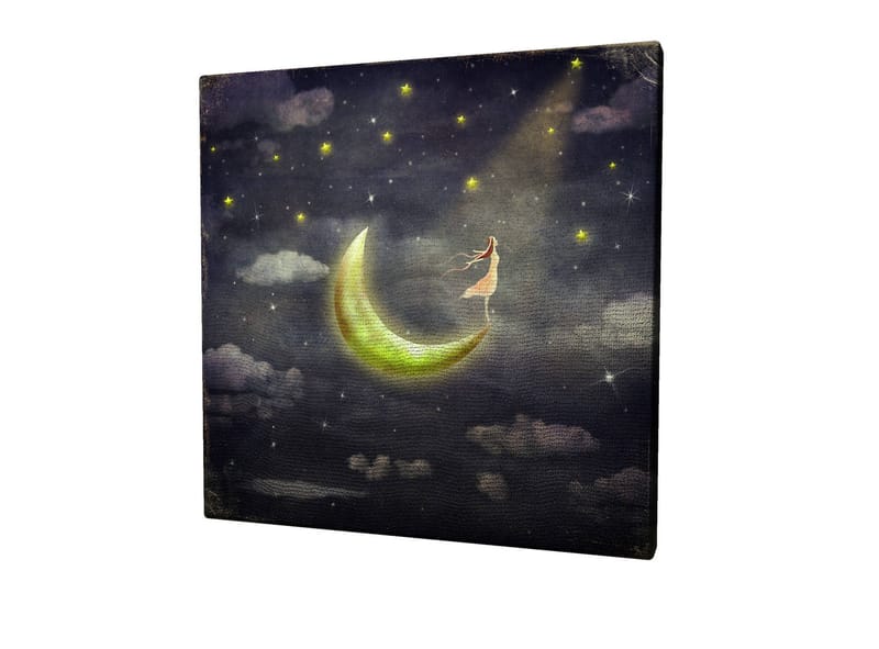 Canvastavla 45x45 cm - Drömlik scen med en kvinna som står på en måne i stjärnklara natten - Mörkblå / Grön / Vit - Inredning - Tavlor & konst - Canvastavlor