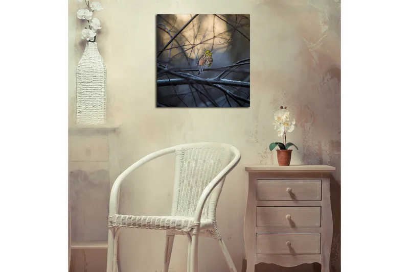 Canvastavla 45x45 cm - Färgglad fågel på en gren omgiven av grenar och dimma - Gul / Brun / Grå - Inredning - Tavlor & konst - Canvastavlor