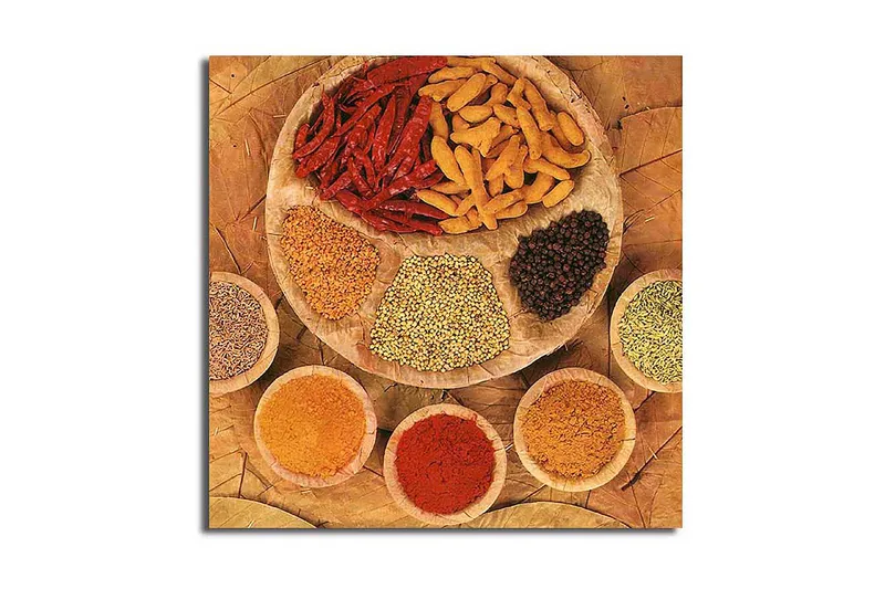 Canvastavla 45x45 cm - Färgglad samling av kryddor och örter på en rund tallrik, Röd / Gul / Brun