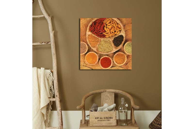 Canvastavla 45x45 cm - Färgglad samling av kryddor och örter på en rund tallrik - Röd / Gul / Brun - Inredning - Tavlor & konst - Canvastavlor
