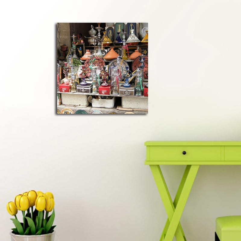 Canvastavla 45x45 cm - Färgglada hantverk och dekorativa föremål i en marknadsställning - Röd / Grön / Orange - Inredning - Tavlor & konst - Canvastavlor