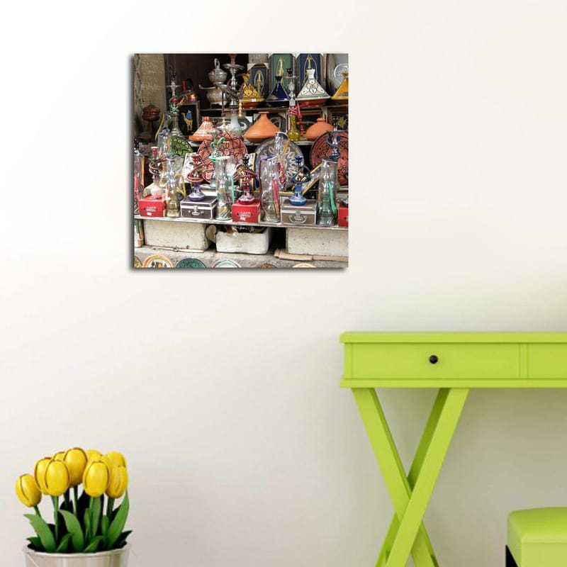 Canvastavla 45x45 cm - Färgglada hantverk och dekorativa föremål i en marknadsställning - Röd / Grön / Orange - Inredning - Tavlor & konst - Canvastavlor