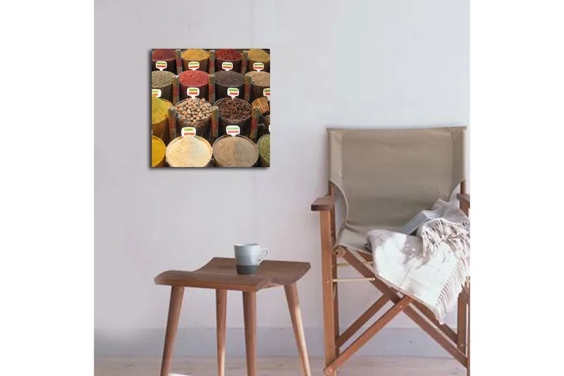 Canvastavla 45x45 cm - Färgglada kryddburkar i en marknadsställning - Röd / Gul / Brun - Inredning - Tavlor & konst - Canvastavlor