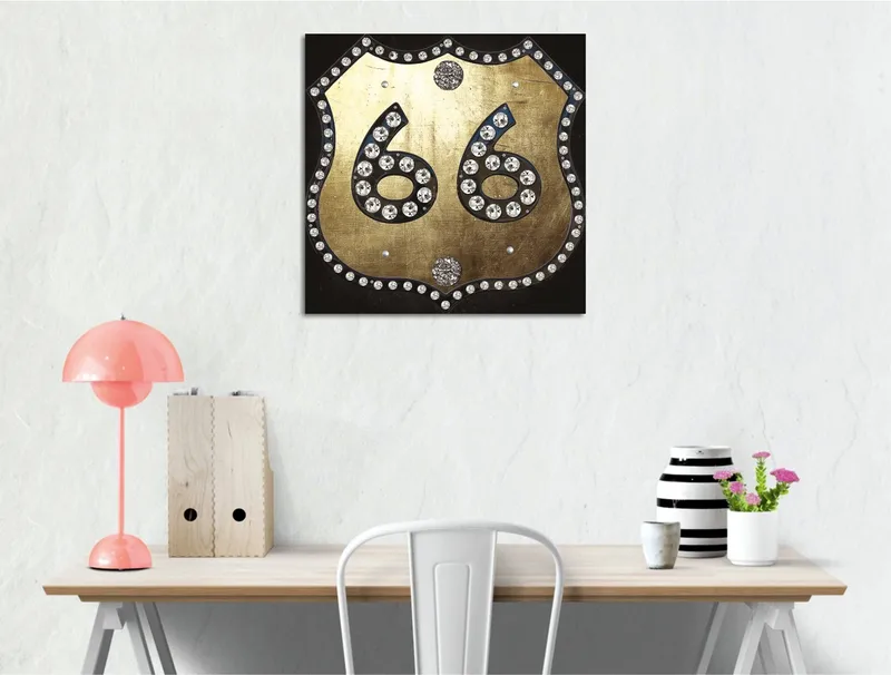 Canvastavla 45x45 cm - Gyllene skylt med nummer 66 prydd med glittrande stenar, Guld / Svart