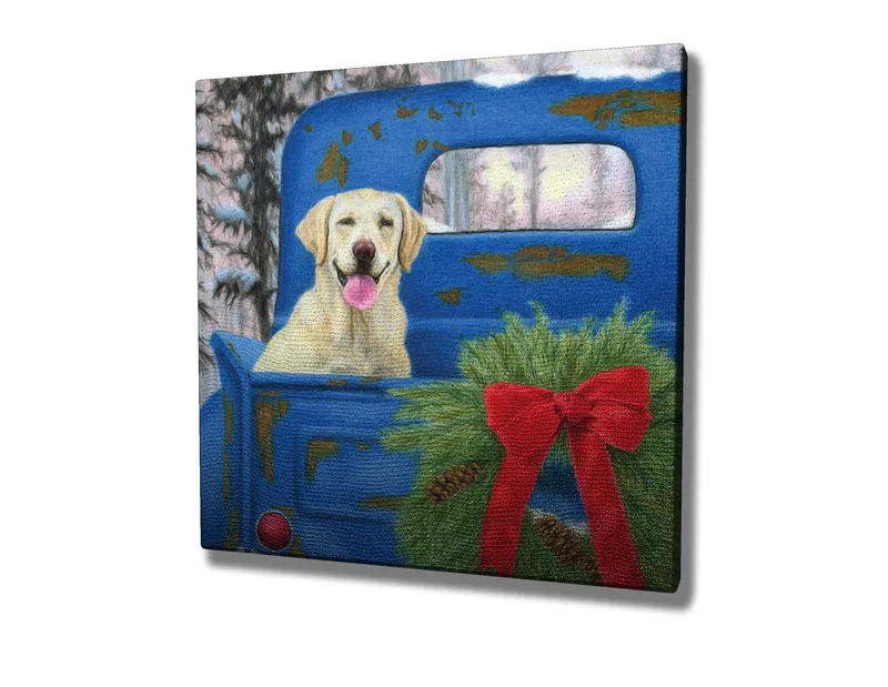 Canvastavla 45x45 cm - Hund i en gammal blå bil med julkrans och röd rosett - Blå / Grön / Röd - Inredning - Tavlor & konst - Canvastavlor