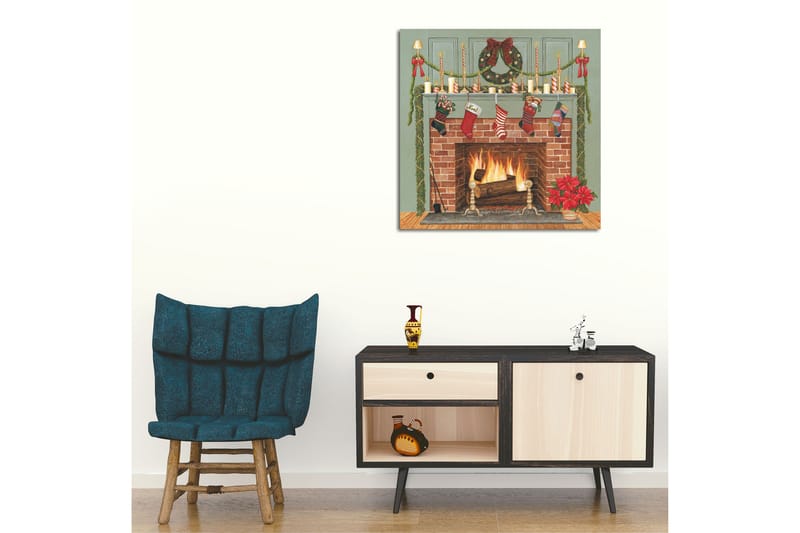 Canvastavla 45x45 cm - Juldekorationer vid en öppen spis med strumpor och ljus - Röd / Grön / Brun - Inredning - Tavlor & konst - Canvastavlor