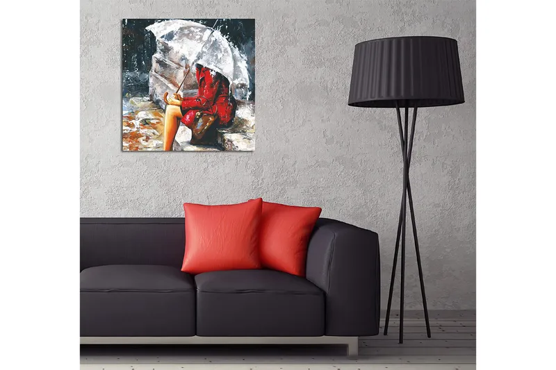 Canvastavla 45x45 cm - Kvinna i röd kappa som sitter under ett paraply i regnet - Röd / Grå / Beige - Inredning - Tavlor & konst - Canvastavlor