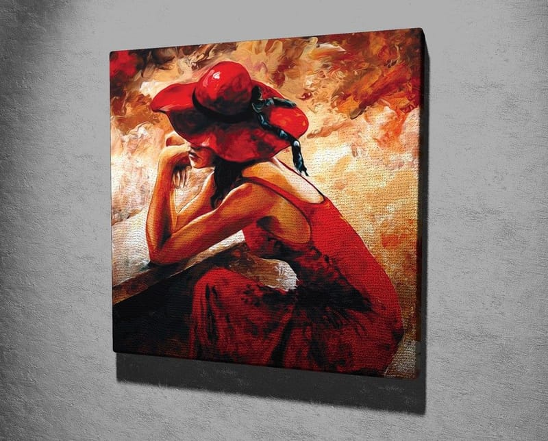 Canvastavla 45x45 cm - Kvinna i röd klänning med röd hatt som lutar sig mot en bänk - Röd / Beige / Svart - Inredning - Tavlor & konst - Canvastavlor