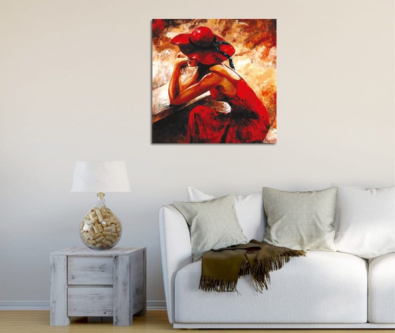 Canvastavla 45x45 cm - Kvinna i röd klänning med röd hatt som lutar sig mot en bänk, Röd / Beige / Svart