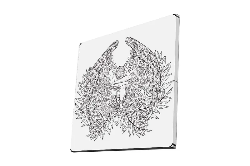 Canvastavla 45x45 cm - Mörk och detaljrik skulptur av en sittande figur omgiven av fjädrar och växtlighet - Svart / Vit - Inredning - Tavlor & konst - Canvastavlor