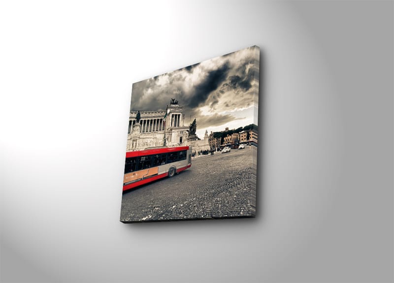Canvastavla 45x45 cm - Röd stadsbuss på en torg med historisk arkitektur och dramatiska moln - Röd / Grå / Beige - Inredning - Tavlor & konst - Canvastavlor