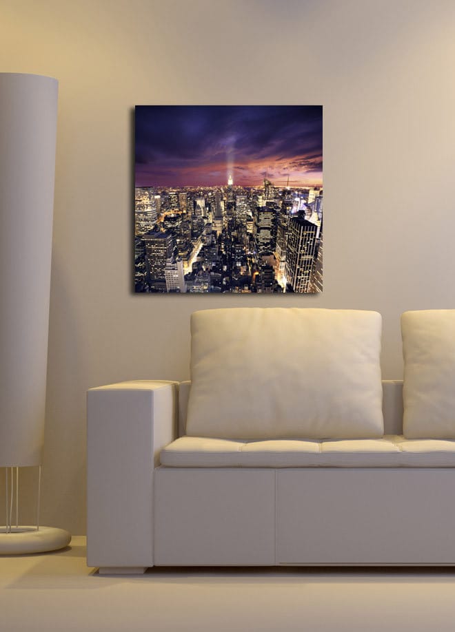 Canvastavla 45x45 cm - Storslagen vy över en stad i skymning med glittrande ljus - Mörkblå / Lila / Guld - Inredning - Tavlor & konst - Canvastavlor