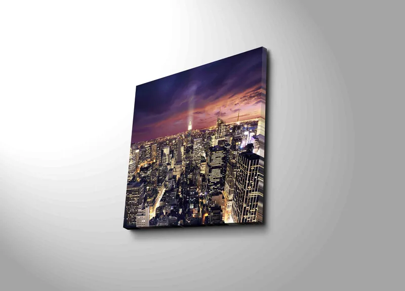 Canvastavla 45x45 cm - Storslagen vy över en stad i skymning med glittrande ljus, Mörkblå / Lila / Guld