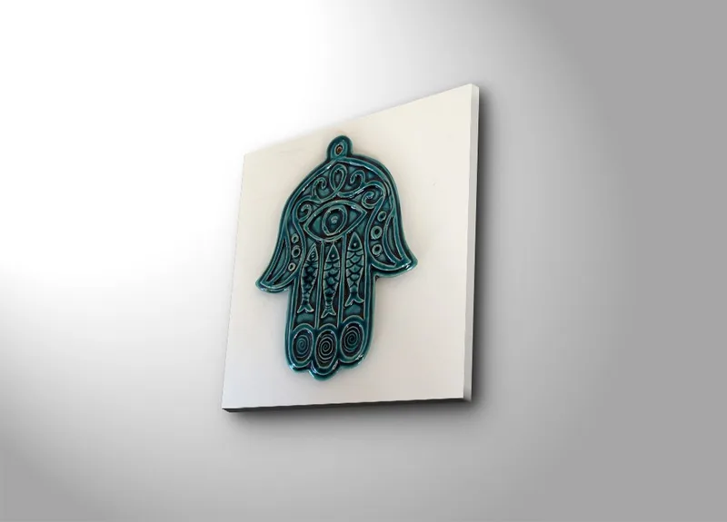 Canvastavla 45x45 cm - Symbolisk hand med öga och intrikata mönster, Turkos / Vit