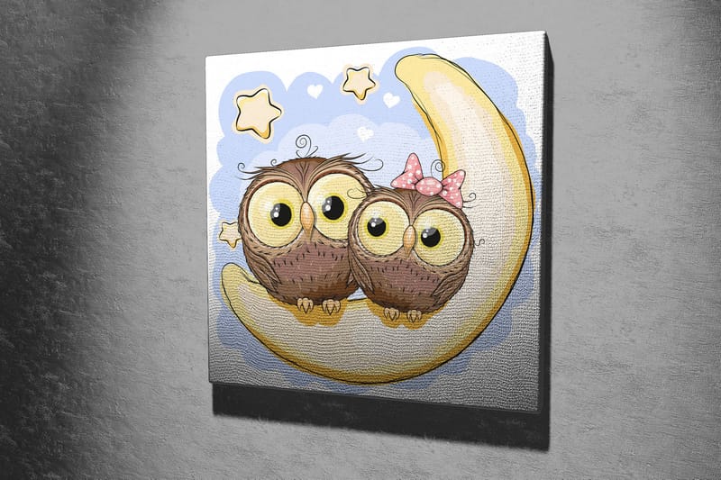 Canvastavla 45x45 cm - Två söta ugglor som sitter på en halvmåne med stjärnor i bakgrunden - Brun / Gul / Ljusblå - Inredning - Tavlor & konst - Canvastavlor