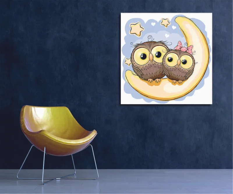 Canvastavla 45x45 cm - Två söta ugglor som sitter på en halvmåne med stjärnor i bakgrunden, Brun / Gul / Ljusblå