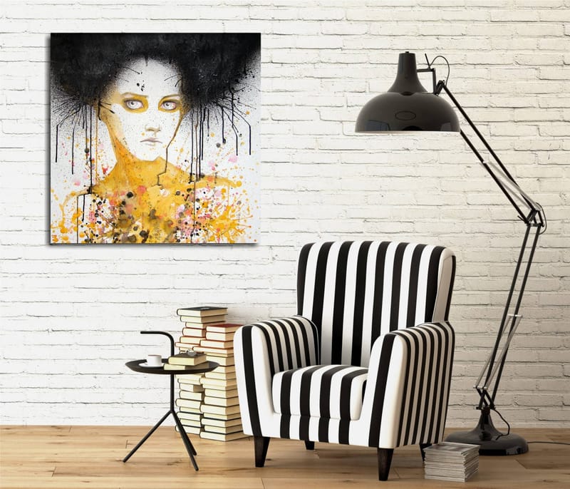 Canvastavla 45x45 cm - Porträtt av en kvinna med svart hår och en gul bakgrund, Svart / Gul / Vit
