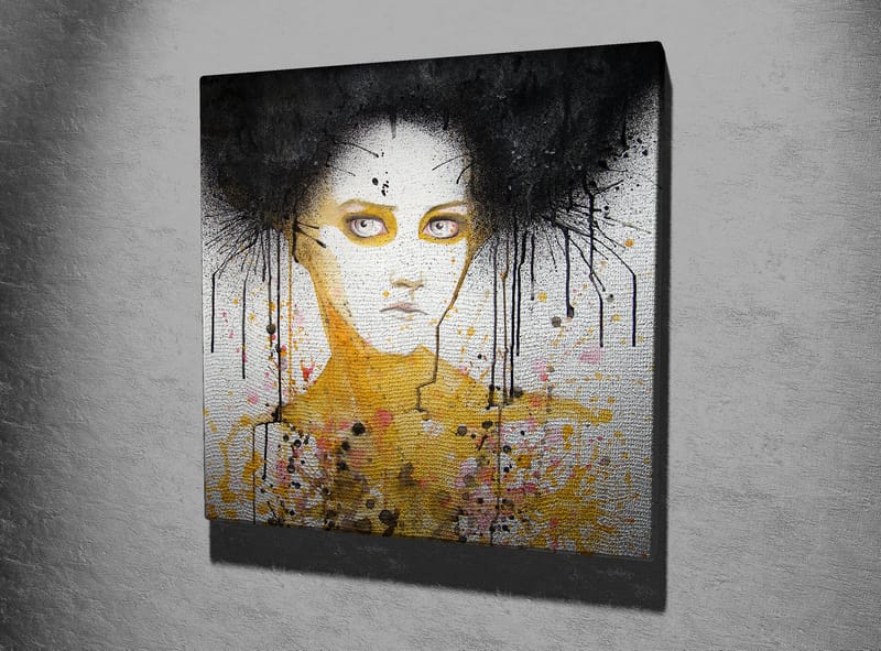 Canvastavla 45x45 cm - Porträtt av en kvinna med svart hår och en gul bakgrund - Svart / Gul / Vit - Inredning - Tavlor & konst - Canvastavlor