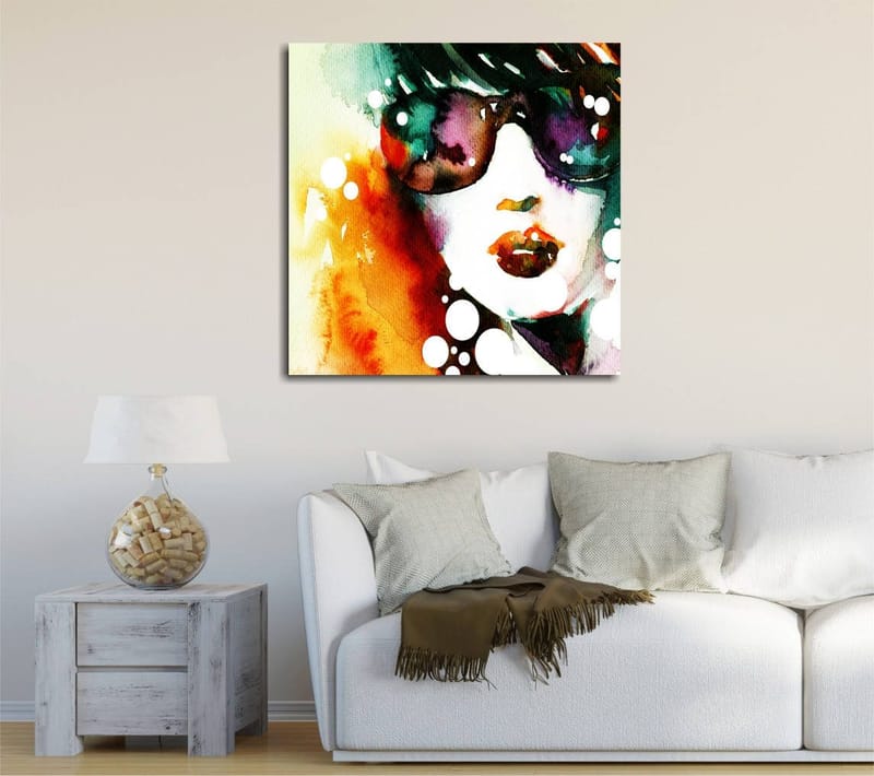 Canvastavla 45x45 cm - Porträtt av en kvinna med solglasögon och färgglad bakgrund - Grön / Orange / Lila - Inredning - Tavlor & konst - Canvastavlor